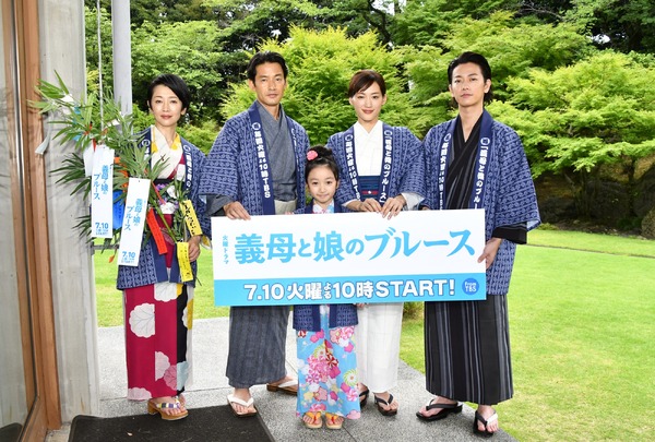 左から：麻生祐未、竹野内豊、横溝菜帆、綾瀬はるか、佐藤健／「義母と娘のブルース」の制作発表会見