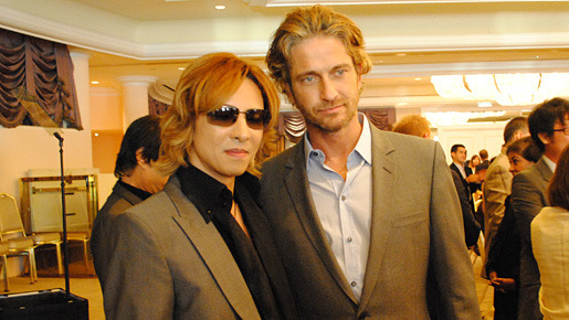 HFPAパーティのプレゼンターを務めたYOSHIKI（左）、ジェラルド・バトラー -(C) JMA / Japan Music Agency Co.,Ltd.