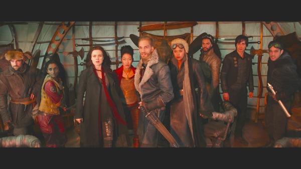 左から2番目：サスヤ（声・井上麻里奈）、右から3番目：コーラ（声・津田健次郎）『移動都市／モータル・エンジン』（C）Universal Pictures