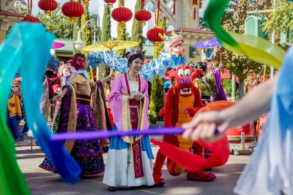 伝統的な中国の旧正月をお祝いする「Chinese New Year Festivities」が開催中☆As to Disney artwork, logos and properties： (C) Disney