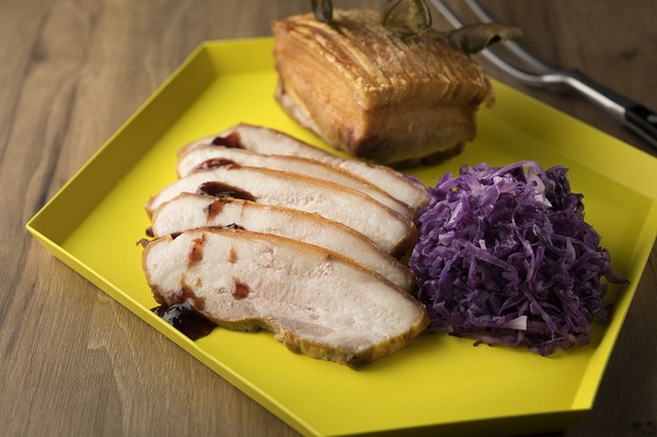 豚バラのロースト 紫キャベツの蒸し煮添え（デンマーク）☆