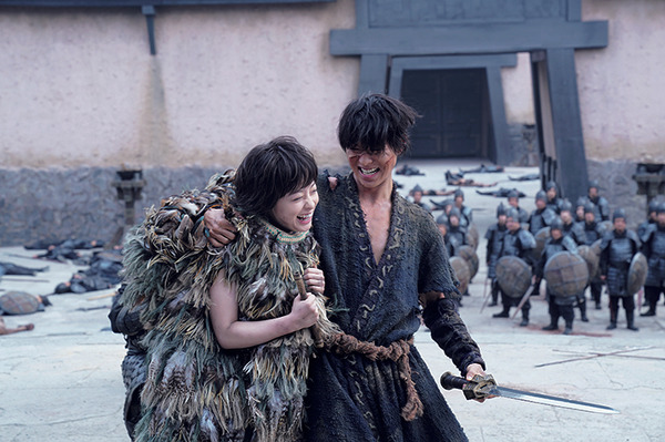 『映画 キングダム 写真集 -THE MAKING-』(C)原泰久／集英社　(C)2019 映画「キングダム」製作委員会