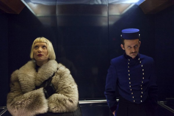 『ピアッシング』　(C) 2018 BY PIERCING FILM. LLC. ALL RIGHTS RESERVED.