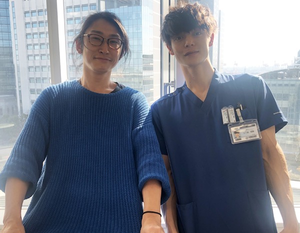 「窪田正孝×写真家・齋藤陽道 カレンダー2019」窪田正孝×齋藤陽道氏2ショットスチール
