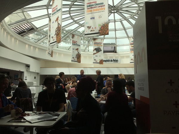 MARCHE DU FILMの中のカフェ。ここでもお茶しながら商談が行われてます