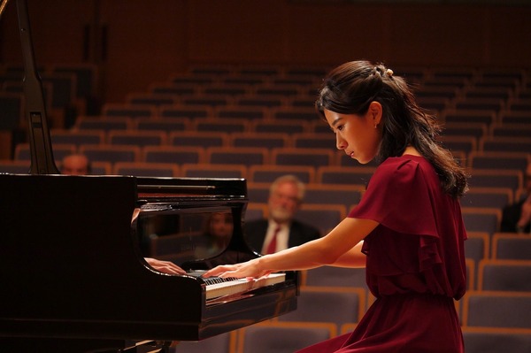 「世にも奇妙な物語 ’19雨の特別編」 「さかさま少女のためのピアノソナタ」 （C）フジテレビ