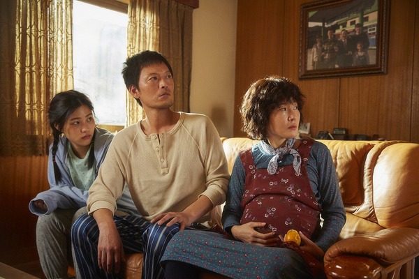 『感染家族』　(C) 2019 Megabox JoongAng Plus M & Cinezoo, Oscar 10studio, all right