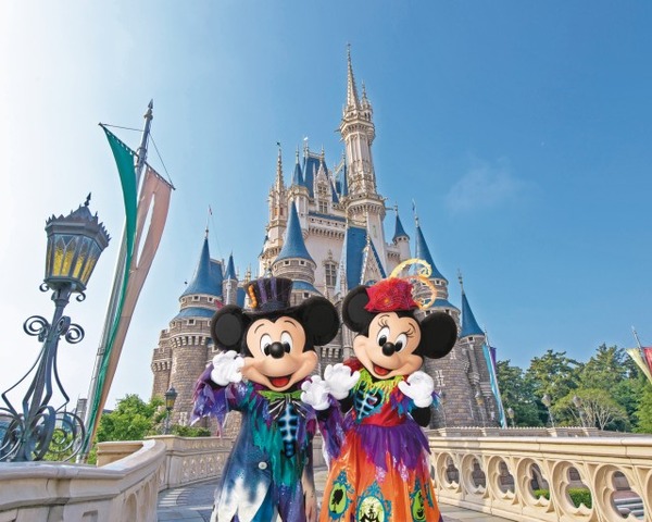 「スプーキー“Boo!”パレード」の鮮やかな衣装☆(C) Disney