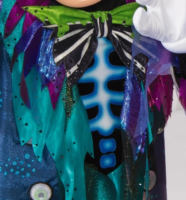 色合いが際立つ蝶ネクタイ☆(C) Disney