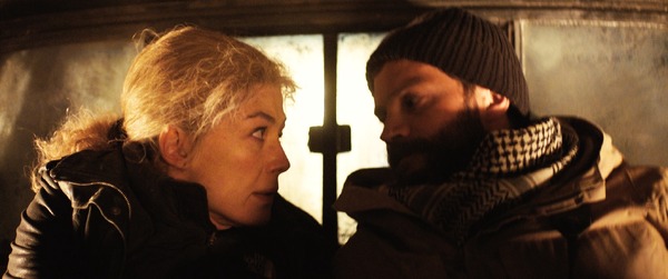 『プライベート・ウォー』　（C）2018 APW Film, LLC. ALL RIGHTS RESERVED