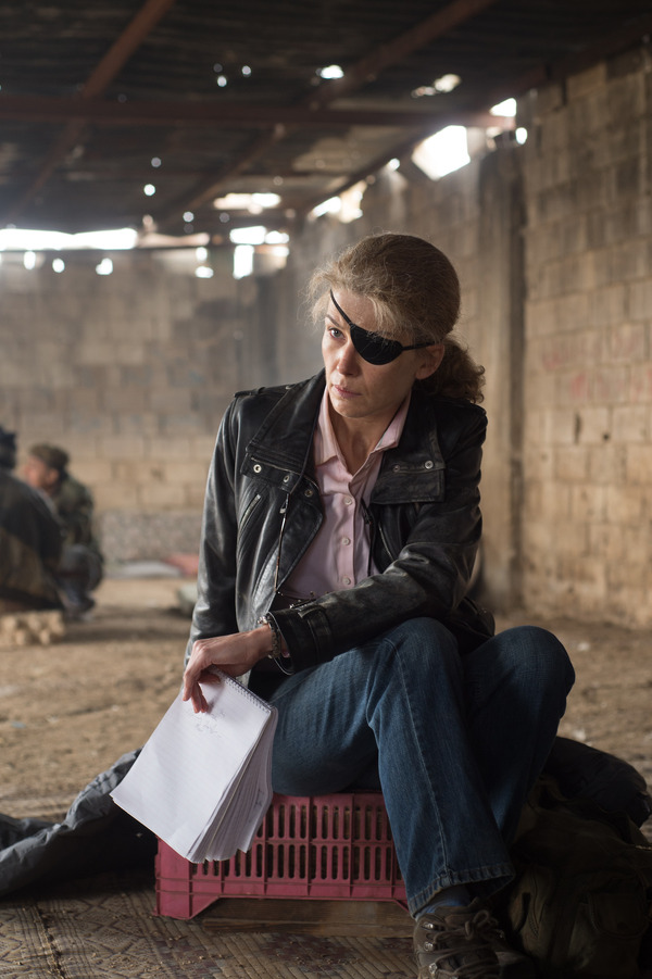 『プライベート・ウォー』　（C）2018 APW Film, LLC. ALL RIGHTS RESERVED