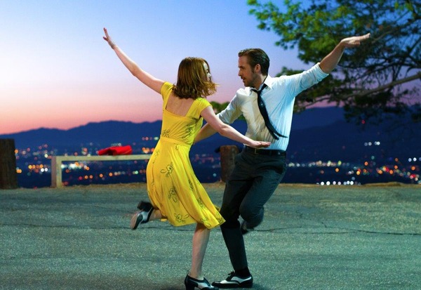 『ラ・ラ・ランド』　（C）2017 Summit Entertainment, LLC. All Rights Reserved. Photo credit: EW0001: Sebastian (Ryan Gosling) and Mia (Emma Stone) in LA LA LAND. Photo courtesy of Lionsgate.