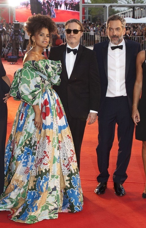 『ジョーカー』ヴェネチア国際映画祭　（C）2019 Warner Bros. Ent. All Rights Reserved” “TM & （C） DC Comics”