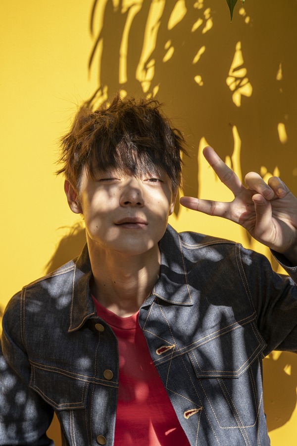 「窪田正孝×写真家・齋藤陽道 カレンダー2019」10月メインイメージビジュアル※画像はイメージです。実際の商品とは異なります。