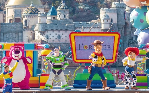 参加型のステージショー「ピクサー・プレイタイム・パルズ」(C) Disney