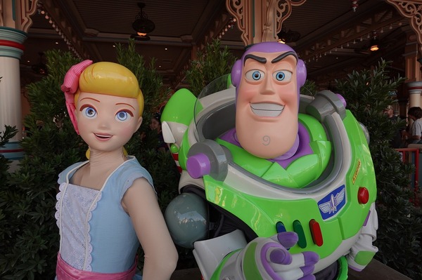 アメリカのディズニー・カリフォルニア・アドベンチャー・パークのボー・ピープとバズ・ライトイヤー（2019年9月撮影）(C) Disney