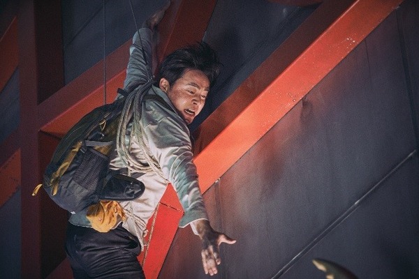 チョ・ジョンソク『EXIT』(C)2019 CJ ENM CORPORATION, FILMMAKERS R&K ALL RIGHTS RESERVED