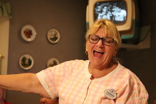 風間俊介も体験！昔ながらのアメリカンなレストラン！As to Disney artwork, logos and properties： (C) Disney