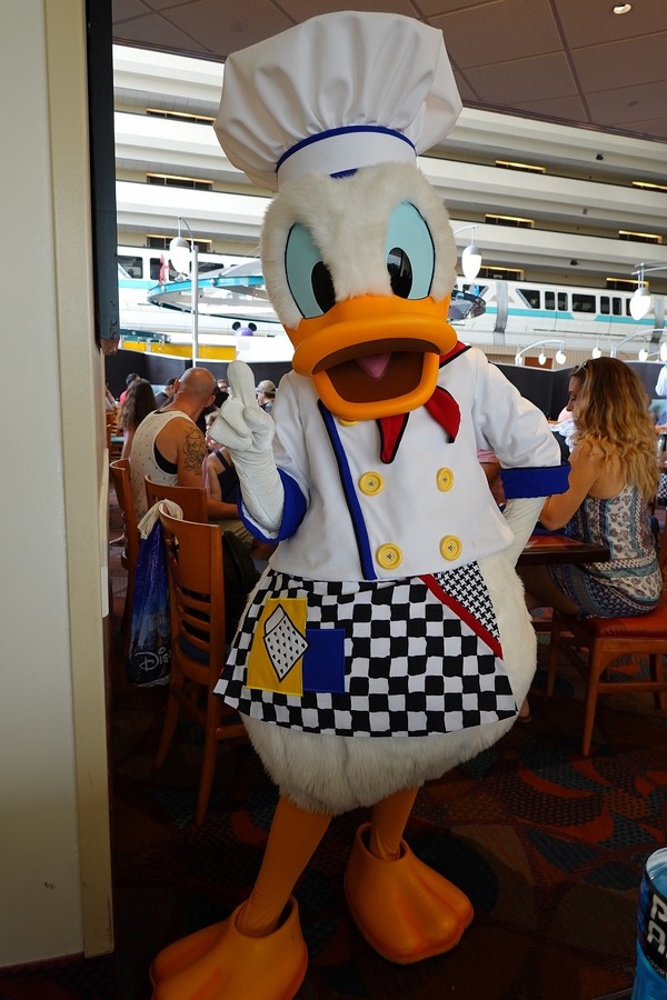 BIG5と楽しく食事！As to Disney artwork, logos and properties： (C) Disney