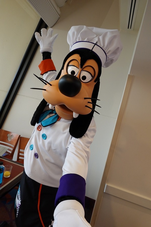 BIG5と楽しく食事！As to Disney artwork, logos and properties： (C) Disney