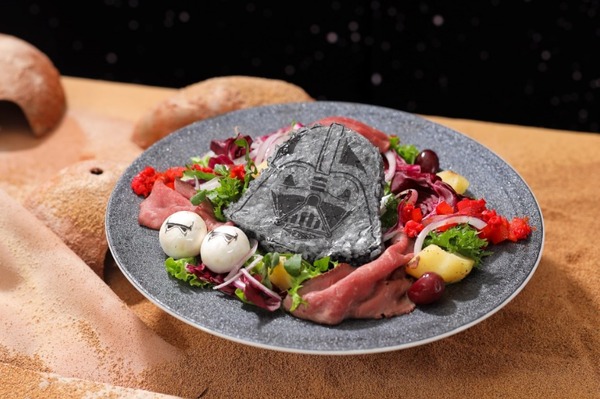 ＜ダース・ベイダー＞深紅のローストビーフプレート　　1,690円（C） & TM Lucasfilm Ltd.
