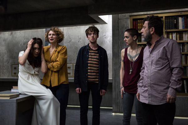 『9人の翻訳家 囚われたベストセラー』（C） (2019) TRESOR FILMS - FRANCE 2 CINEMA - MARS FILMS- WILD BUNCH - LES PRODUCTIONS DU TRESOR  - ARTEMIS PRODUCTIONS