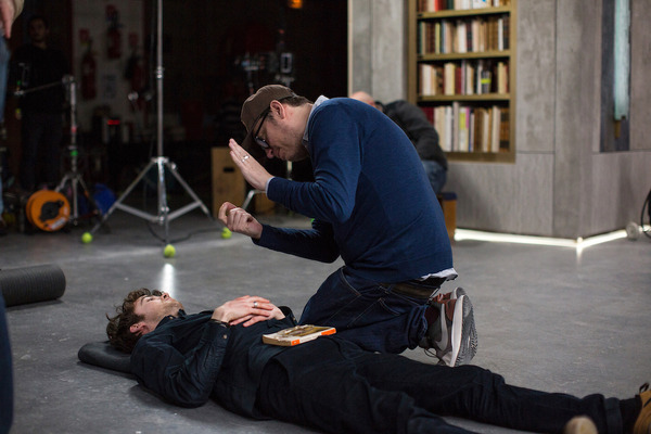 『9人の翻訳家 囚われたベストセラー』（C） (2019) TRESOR FILMS - FRANCE 2 CINEMA - MARS FILMS- WILD BUNCH - LES PRODUCTIONS DU TRESOR  - ARTEMIS PRODUCTIONS