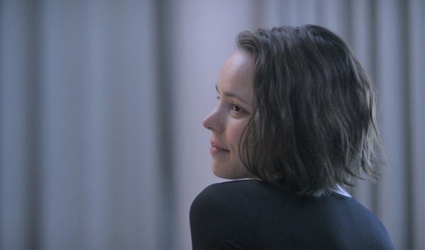 『ロニートとエスティ　彼女たちの選択』 （C）2018 Channel Four Television Corporation and Candlelight Productions, LLC.  All Rights Reserved.