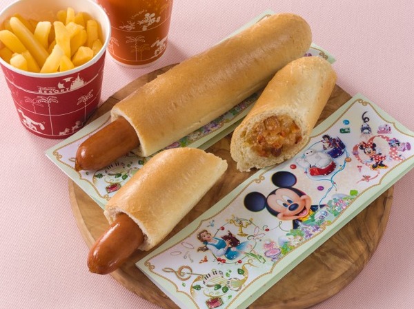 初登場のメニューで新エリア誕生をお祝い！(C) Disney