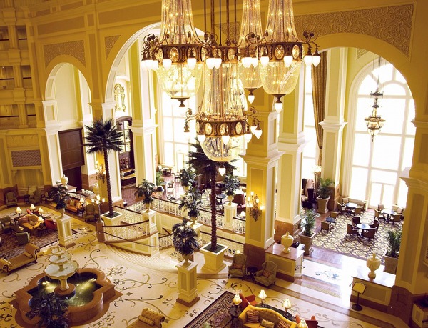 営業再開が未定となったディズニーホテル(C) Disney