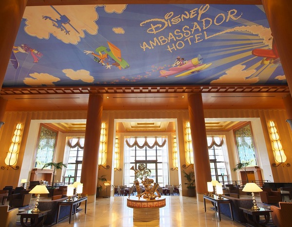 営業再開が未定となったディズニーホテル(C) Disney
