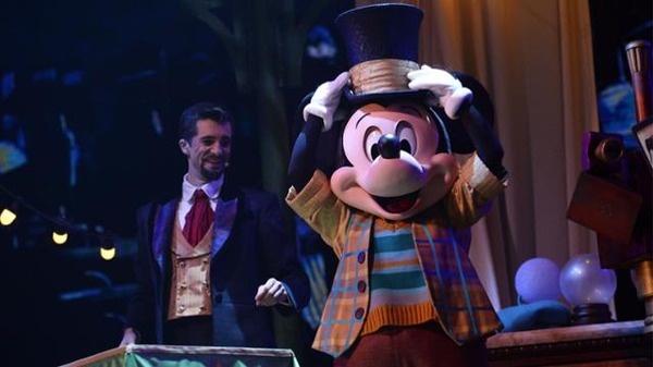 ディズニーランド・パリの人気ショー「Mickey and the Magician」