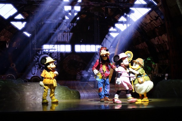 4人が散策した「ハンガーステージ」のショー「ソング・オブ・ミラージュ」（2019年編集部撮影）(C) Disney