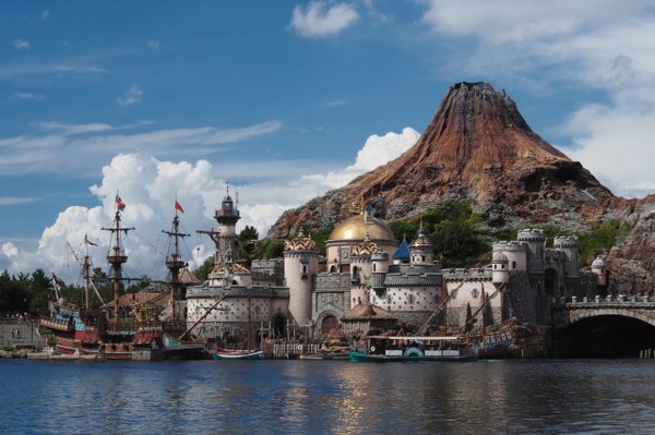 新しいルールで営業を再開する東京ディズニーリゾート (C) Disney