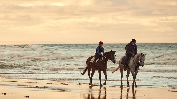 ミシェル役・テリーサ・パーマーの海辺での乗馬練習写真『ライド・ライク・ア・ガール』（C）2019 100 to 1 Films Pty Ltd