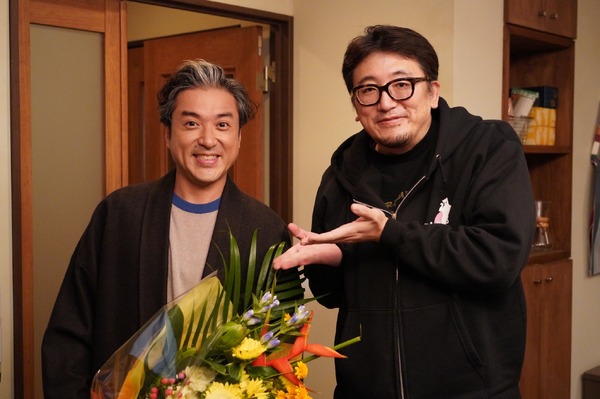 6話を撮り終えて、福田監督から花束をもらうムロ監督「親バカ青春白書」