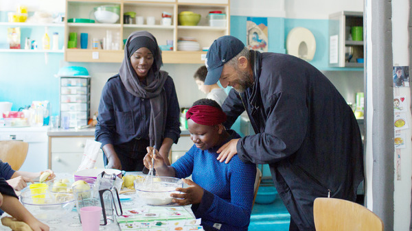 『スペシャルズ！～政府が潰そうとした自閉症ケア施設を守った男たちの実話～』　（C）2019 ADNP - TEN CINEMA - GAUMONT - TF1 FILMS PRODUCTION - BELGA PRODUCTIONS - QUAD+TEN