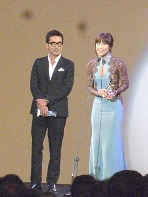 プロデューサーズ・チョイス賞を受賞したハ・ジョンウ（左）＆ハ・ジウォン（右）　photo：Ayako Ishizu