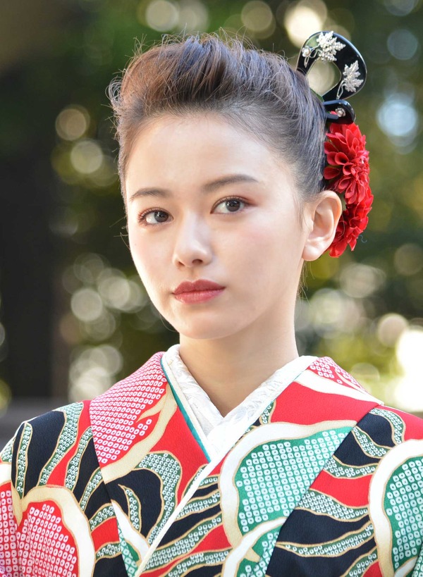 山本舞香／晴れ着お披露