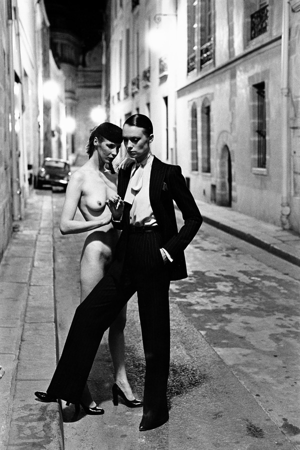 『ヘルムート・ニュートンと12人の女たち』Rue Aubriot, Paris, 1975 (c) Foto Helmut Newton, Helmut Newton Estate Courtesy Helmut Newton Foundation