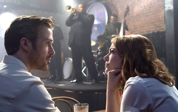 『ラ・ラ・ランド』（C）2017 Summit Entertainment, LLC. All Rights Reserved. Photo credit：EW0001：Sebastian（Ryan Gosling）and Mia（Emma Stone）in LA LA LAND.Photo courtesy of Lionsgate.