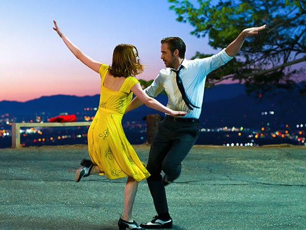 『ラ・ラ・ランド』(C)2017 Summit Entertainment，LLC. All Rights Reserved. Photo credit: EW0001: Sebastian (Ryan Gosling) and Mia (Emma Stone) in LA LA LAND.Photo courtesy of Lionsgate.