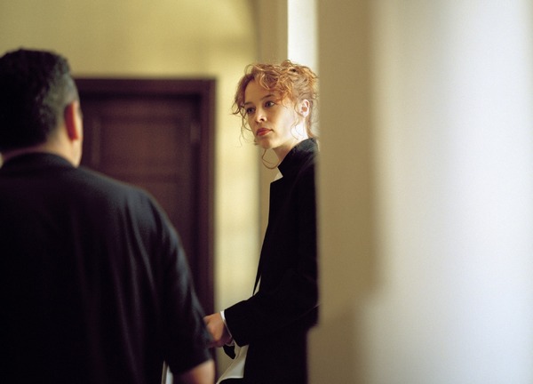 『水を抱く女』パウラ・ベーア　(C) SCHRAMM FILM / LES FILMS DU LOSANGE / ZDF / ARTE / ARTE France Cinema 2020