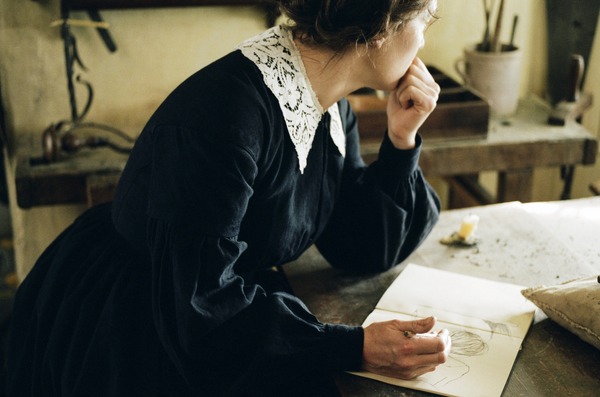 『アンモナイトの目覚め』（C）2020 The British Film Institute, British Broadcasting Corporation & Fossil Films Limited