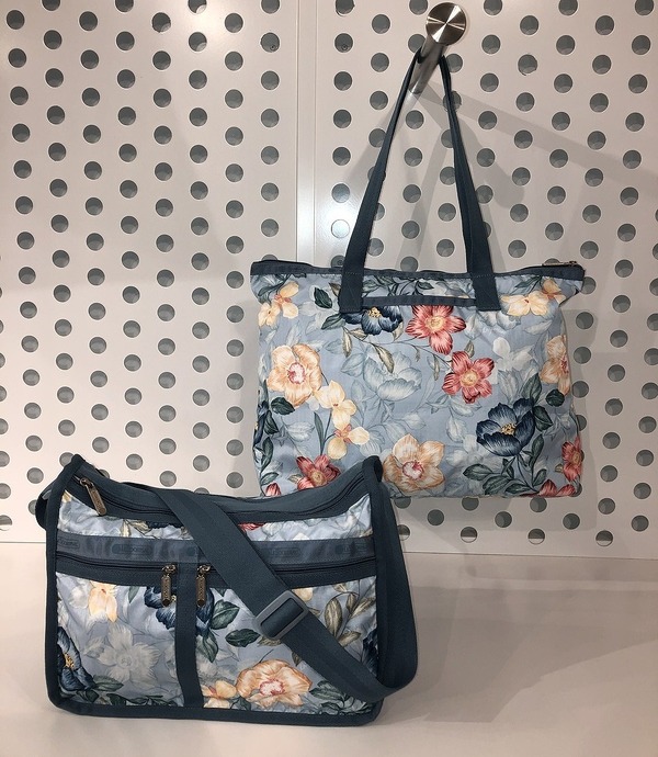 レスポートサック　Floral Daydream　(左)15,950円 (右)11,550円
