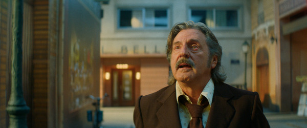 『ベル・エポックでもう一度』　(C) 2019-LES FILMS DU KIOSQUE-PATHÉ FILMS-ORANGE STUDIO-FRANCE 2 CINÉMA-HUGAR PROD-FILSUMEDIA