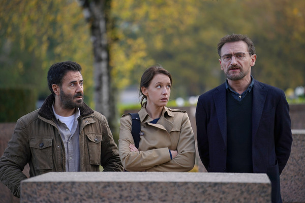 喧嘩中も両親のお墓参りには必ず集まる三兄弟『ローラとふたりの兄』（C） 2018 NOLITA CINEMA - LES FILMS DU MONSIEUR - TF1 DROITS AUDIOVISUELS - FRANCE 2 CINEMA
