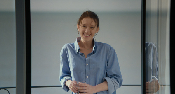 離婚弁護士として自立した生活を満喫するローラ『ローラとふたりの兄』（C） 2018 NOLITA CINEMA - LES FILMS DU MONSIEUR - TF1 DROITS AUDIOVISUELS - FRANCE 2 CINEMA