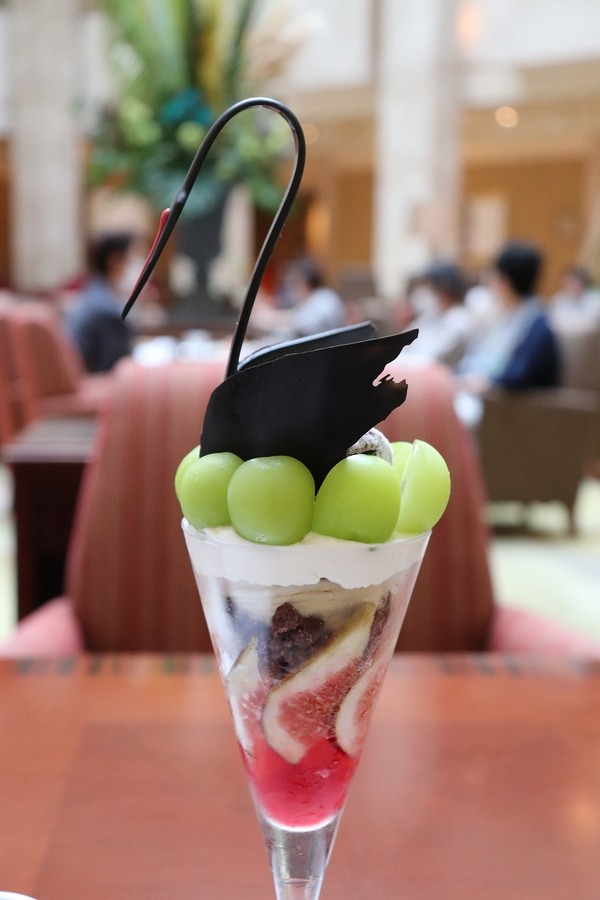 秋の新作「パフェ・ブラックスワン」