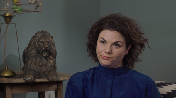 『ビルド・ア・ガール』キャトリン・モラン　（C）MONUMENTAL PICTURES, TANGO PRODUCTIONS, LLC,CHANNEL FOUR TELEVISION CORPORATION, 2019